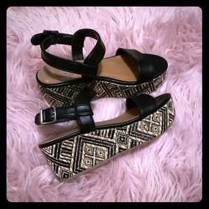 Target platform sandal